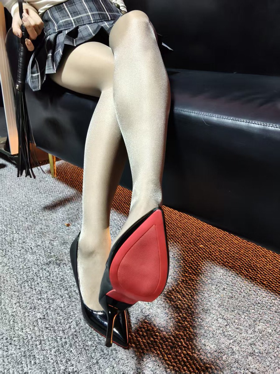 naixisss's tweet photo. 把狗鼻子塞进主人的脚趾缝，深呼吸，这么臭的丝袜脚，还的跪着像宝贝一样伺候着，太贱了吧，贱狗。 https://t.co/k46P4bK1Ty