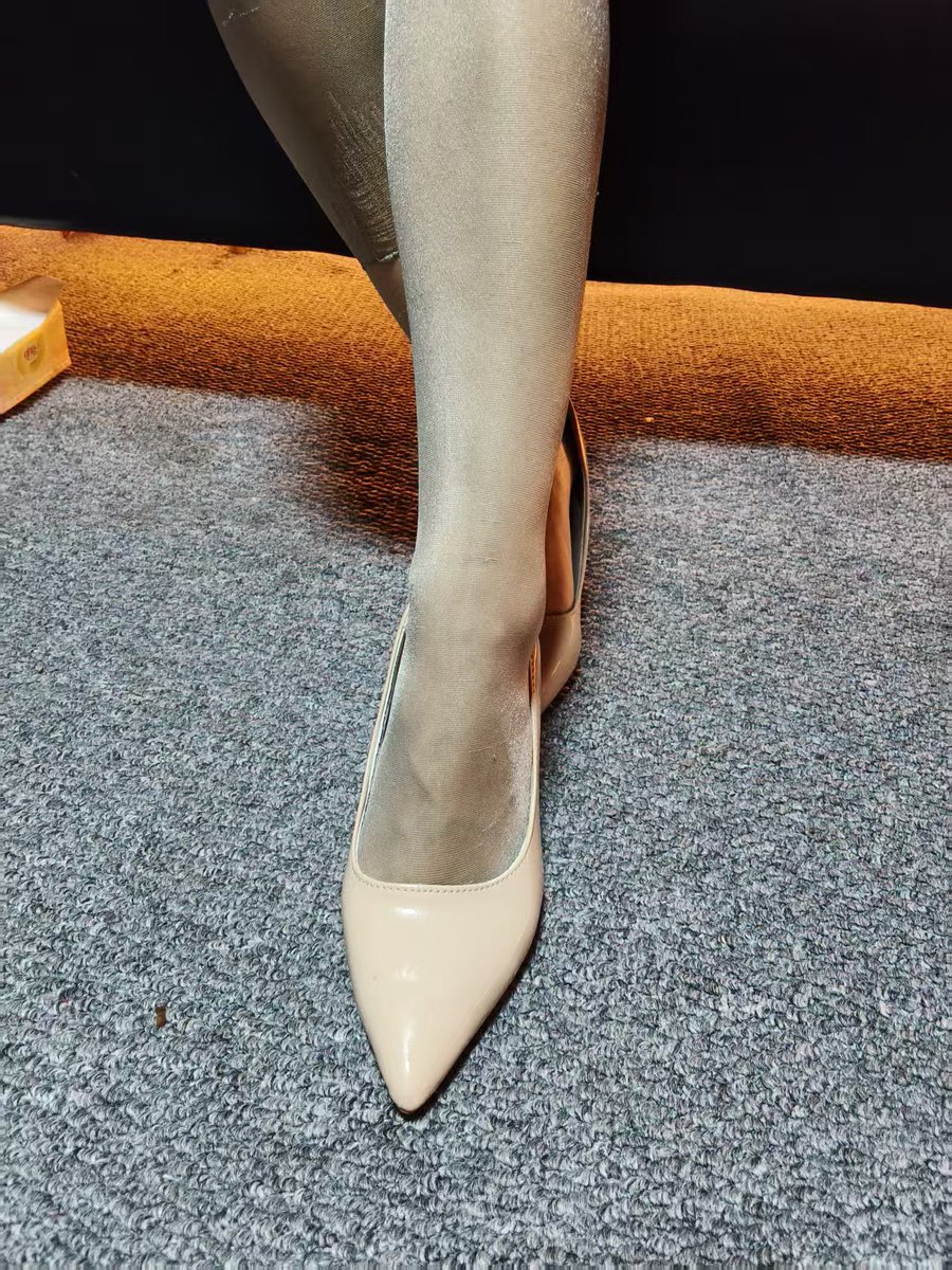 naixisss's tweet photo. 把狗鼻子塞进主人的脚趾缝，深呼吸，这么臭的丝袜脚，还的跪着像宝贝一样伺候着，太贱了吧，贱狗。 https://t.co/k46P4bK1Ty