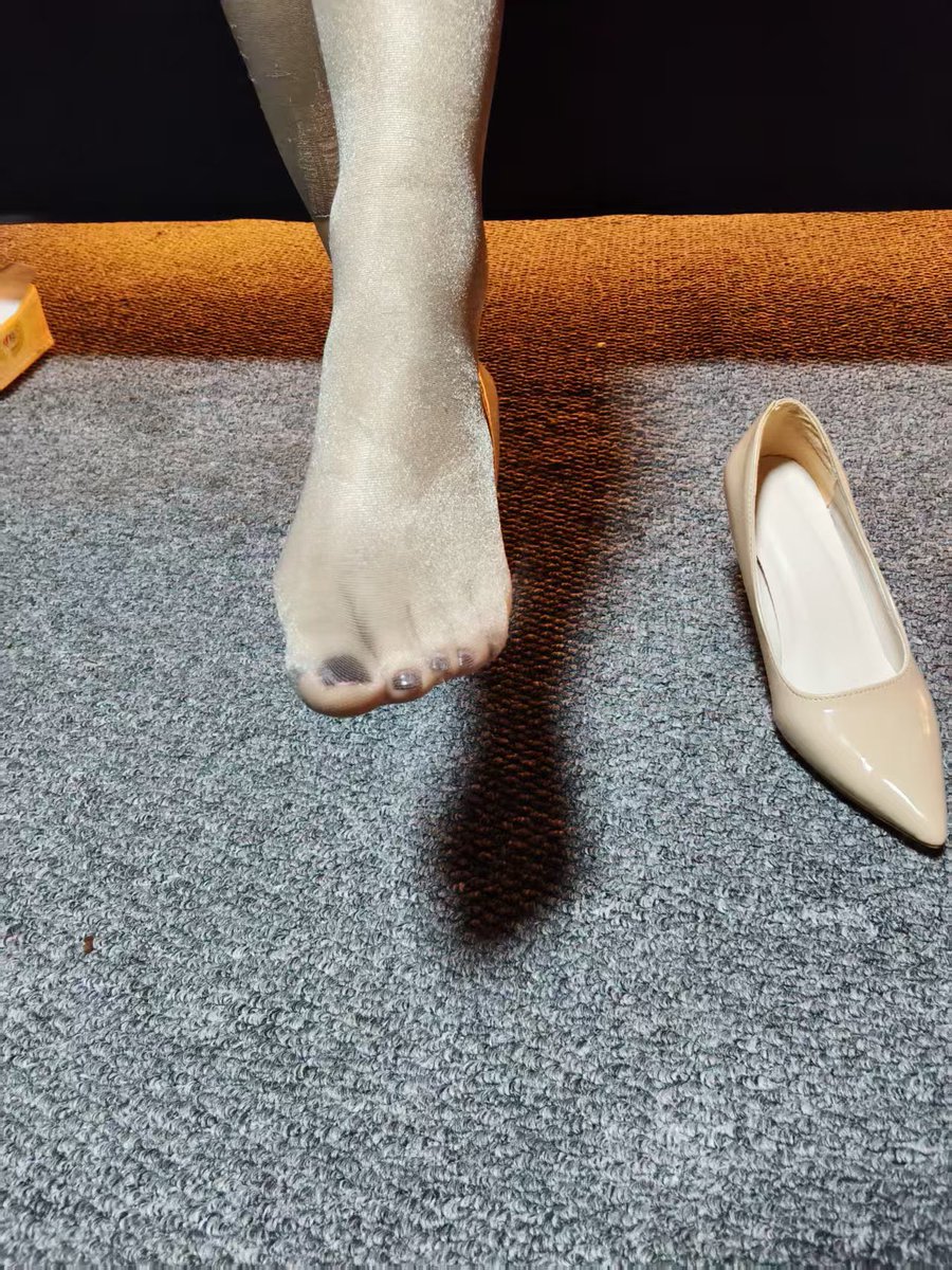 naixisss's tweet photo. 把狗鼻子塞进主人的脚趾缝，深呼吸，这么臭的丝袜脚，还的跪着像宝贝一样伺候着，太贱了吧，贱狗。 https://t.co/k46P4bK1Ty
