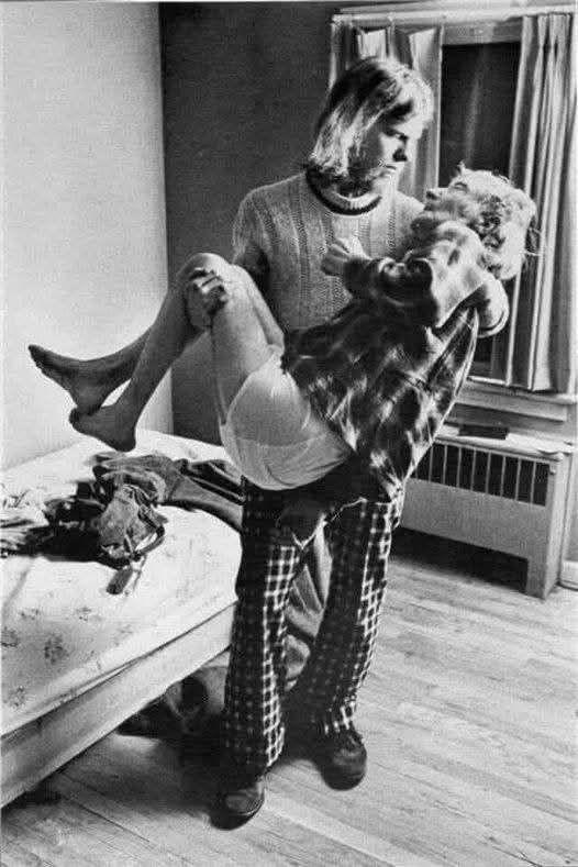 1974 онд 23 настай Дан Жюри өөрийн 81 настай өвөө Фрэнк Тугендийг сэтгэл гонсойлгом асрамжийн газраас гаргаж, өөрийн даруухан байрандаа авчран бүтэн цагаар асрахаар шийдсэн нь тухайн үеийн нийгэмд маш зоримог алхам байв…
Энэхүү шийдвэр нь Америкчуудын өтлөлт ба хүний нэр төрийн