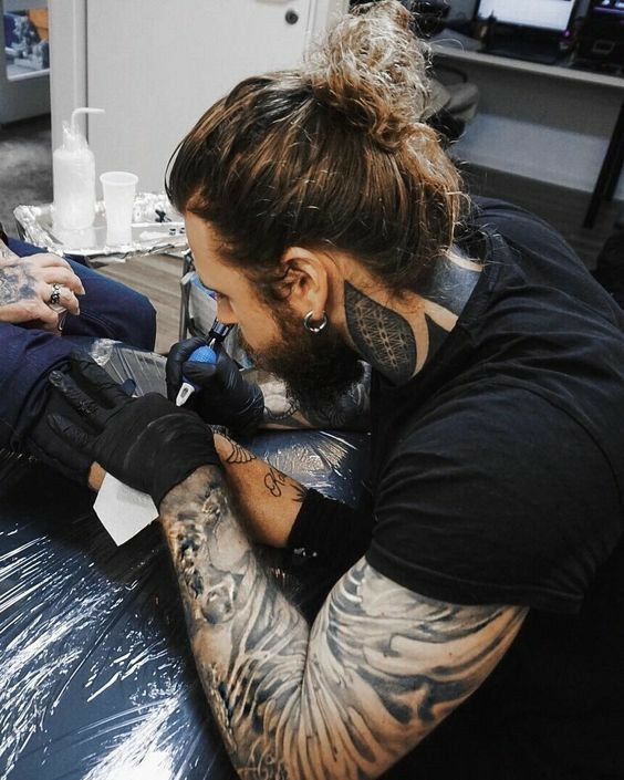 PreciselySavage's tweet photo. nunca imaginei que um dia iria tatuar uma banana, muito menos uma perna https://t.co/k65EBQBu8D