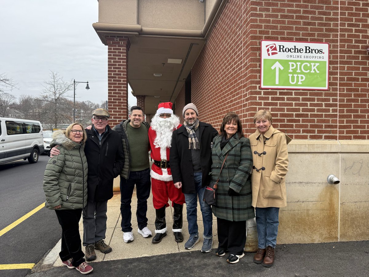 Honoring the legacy of Mary Mulvey Jacobsen with holiday deliveries in West Roxbury today. Thankful to Jim Hennigan for continuing the tradition of giving, and pleased to see Santa make an appearance on the eve of a VERY busy day for him 🎅🏻
