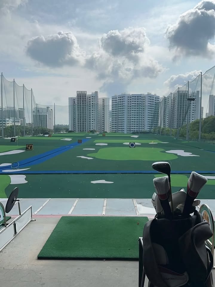 UIveevv's tweet image. 朝日の最初の光が緑豊かな運動場に降り注ぎ、空気は新鮮で、心は落ち着きます。