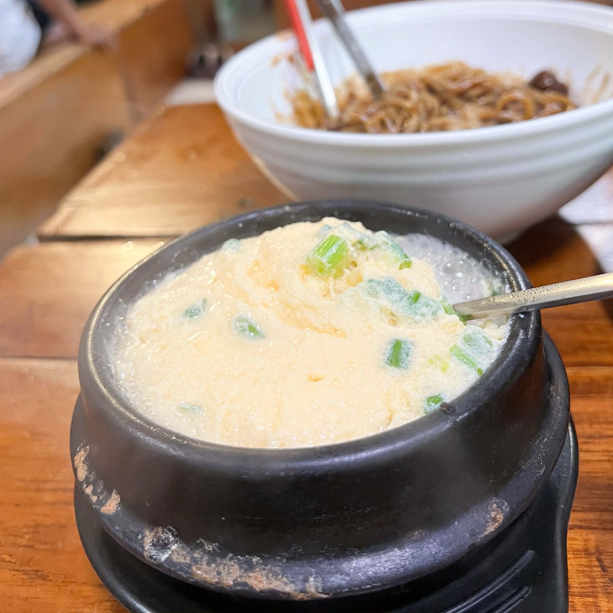 vivisummermode's tweet image. แฟนอยากจะมาร้านนี้ให้ได้ ก็เลยตามใจนางหน่อย ร้านอาหารเกาหลีอยู่แถวถนนข้าวสาร Dong Dae Moon Restaurant เข้าไปรับรู้เลยว่าเกาหลีของแท้แน่นอน อาหารแนะนำเพียบบบ เราสั่ง หมูย่าง ซุปกิมจิ จาจังมยอน และไข่ตุ๋น ฟินทุกเมนูอร่อยทุกจานแบบไม่เสียดายเวลาที่ขับรถมาเลย…