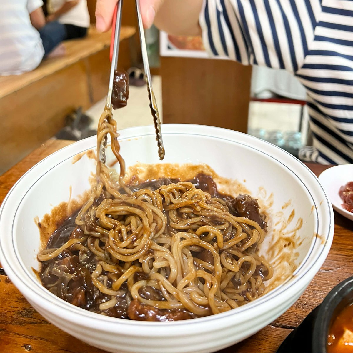 vivisummermode's tweet image. แฟนอยากจะมาร้านนี้ให้ได้ ก็เลยตามใจนางหน่อย ร้านอาหารเกาหลีอยู่แถวถนนข้าวสาร Dong Dae Moon Restaurant เข้าไปรับรู้เลยว่าเกาหลีของแท้แน่นอน อาหารแนะนำเพียบบบ เราสั่ง หมูย่าง ซุปกิมจิ จาจังมยอน และไข่ตุ๋น ฟินทุกเมนูอร่อยทุกจานแบบไม่เสียดายเวลาที่ขับรถมาเลย…