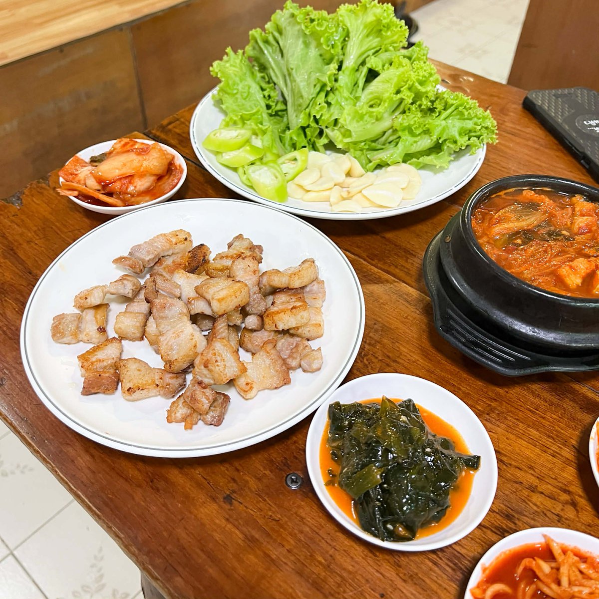 vivisummermode's tweet image. แฟนอยากจะมาร้านนี้ให้ได้ ก็เลยตามใจนางหน่อย ร้านอาหารเกาหลีอยู่แถวถนนข้าวสาร Dong Dae Moon Restaurant เข้าไปรับรู้เลยว่าเกาหลีของแท้แน่นอน อาหารแนะนำเพียบบบ เราสั่ง หมูย่าง ซุปกิมจิ จาจังมยอน และไข่ตุ๋น ฟินทุกเมนูอร่อยทุกจานแบบไม่เสียดายเวลาที่ขับรถมาเลย…