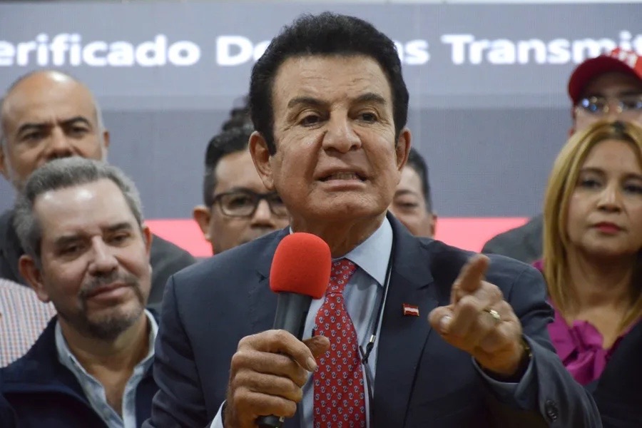 CesiaMejiaHN's tweet photo. ➪Salvador Nasralla, candidato a la presidencia de Honduras, anuncia que no aceptará la declaratoria de resultados electorales de las elecciones generales 2025 y denuncia a las consejeras Cossette López y Ana Paola Hall de Traidoras a la Patria. https://t.co/co8YtVujNU