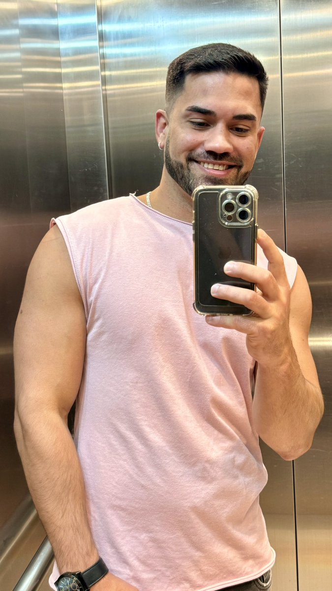 eric1891's tweet image. Hoy me siento agradecido porq voy cumpliendo cada una de las cosas q me he propuesto y cuento con el amor de mi familia que en la distancia me llenan de energía ✨