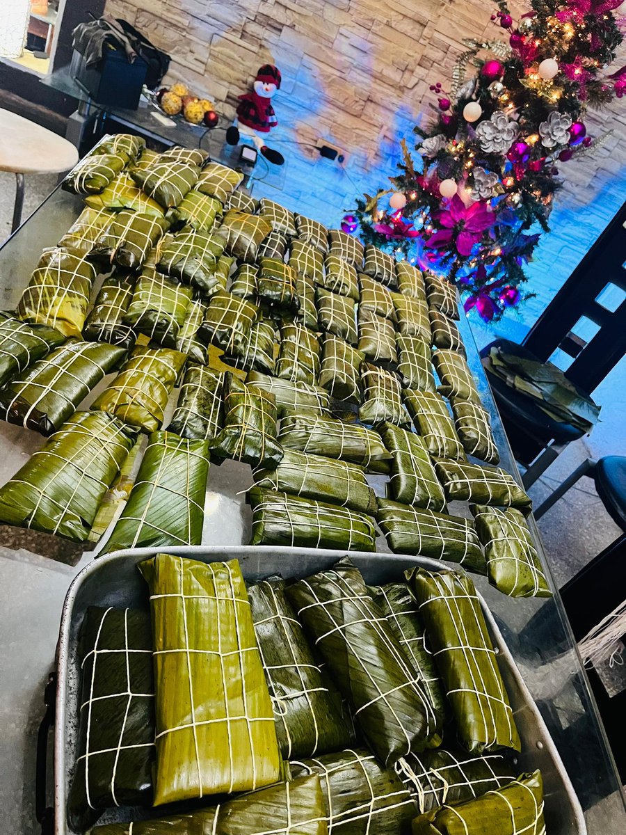 No importa los momentos difíciles y tristes por lo que estemos pasando hay que seguir con nuestra tradición. 

Resultado final de mis hallacas para la Cena Familiar de noche buena. Me quedaron exquisitas 🤤 Te comes una y quieres comerte 5 😂 En la bandeja las que tienen huevo.