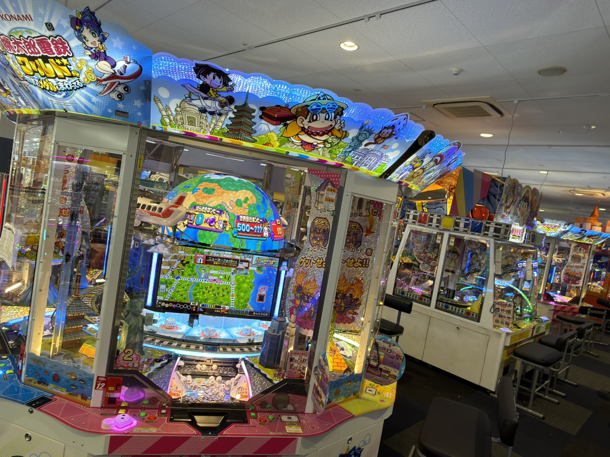 round1_sendaiiz's tweet image. ✨OPENまであと2日！✨
アミューズメントコーナーをご紹介！

お子様に大人気の10円コーナー！
最新のメダルゲーム機！🍑
ピカピカポップ君モデルなどの音ゲー機
等取り揃えております！

🎊オープン特典🎊
12/26～28の3日間限定！ 
プリクラ全台300円
メダル1500円720枚

 ご来店お待ちしております！