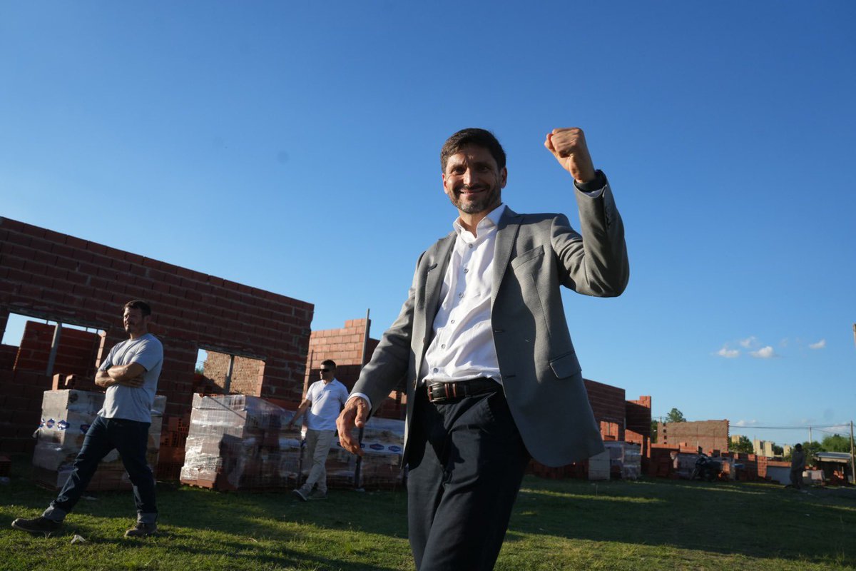 maxipullaro's tweet image. Hoy recorrimos obras en #Esperanza que ya están cambiando la ciudad.

Avanza la finalización de la Escuela Nº 644 Gregoria Matorras, una obra que estuvo frenada y que decidimos terminar. Supervisamos el desagüe troncal Hohenfels, infraestructura clave para proteger una zona…