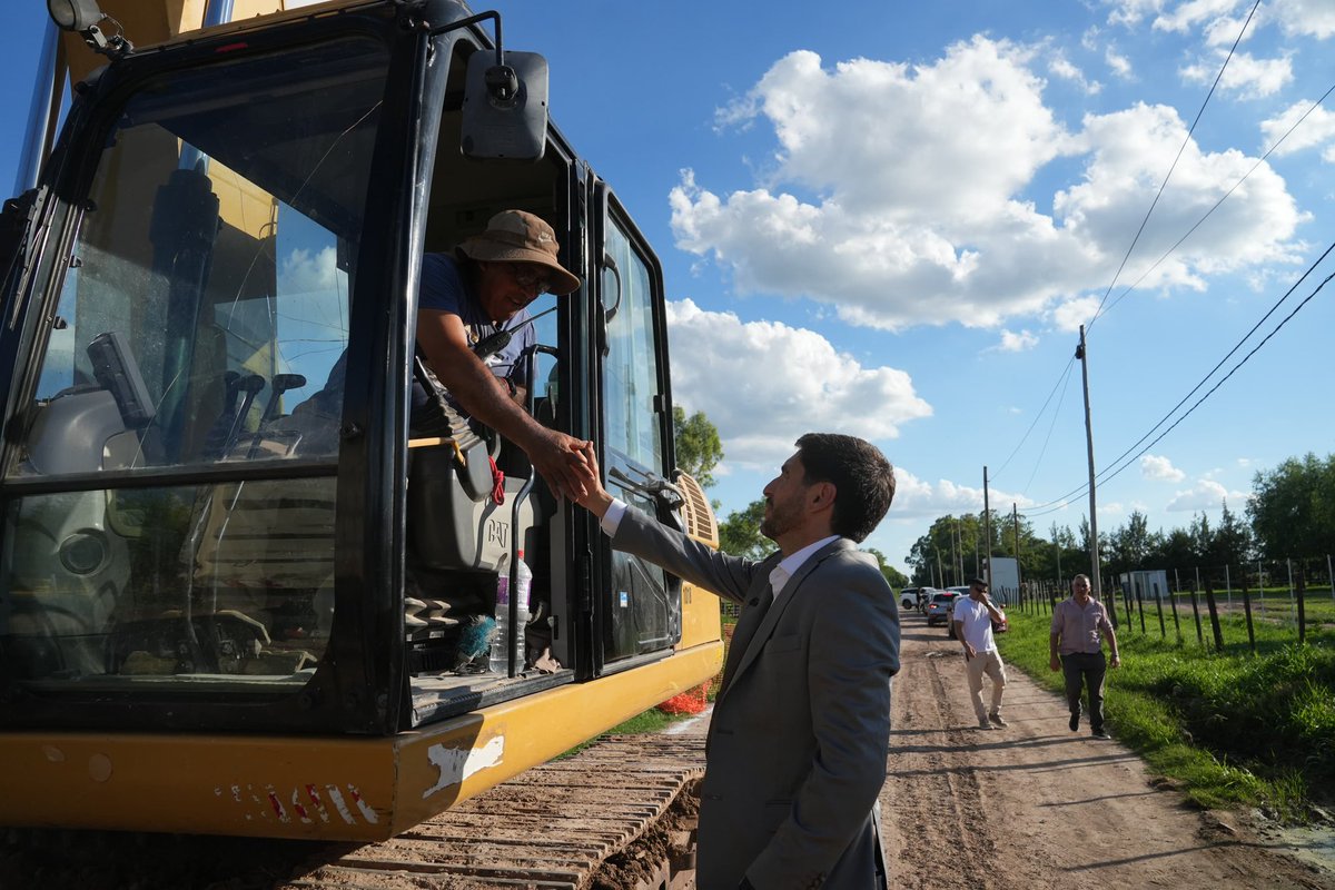 maxipullaro's tweet image. Hoy recorrimos obras en #Esperanza que ya están cambiando la ciudad.

Avanza la finalización de la Escuela Nº 644 Gregoria Matorras, una obra que estuvo frenada y que decidimos terminar. Supervisamos el desagüe troncal Hohenfels, infraestructura clave para proteger una zona…