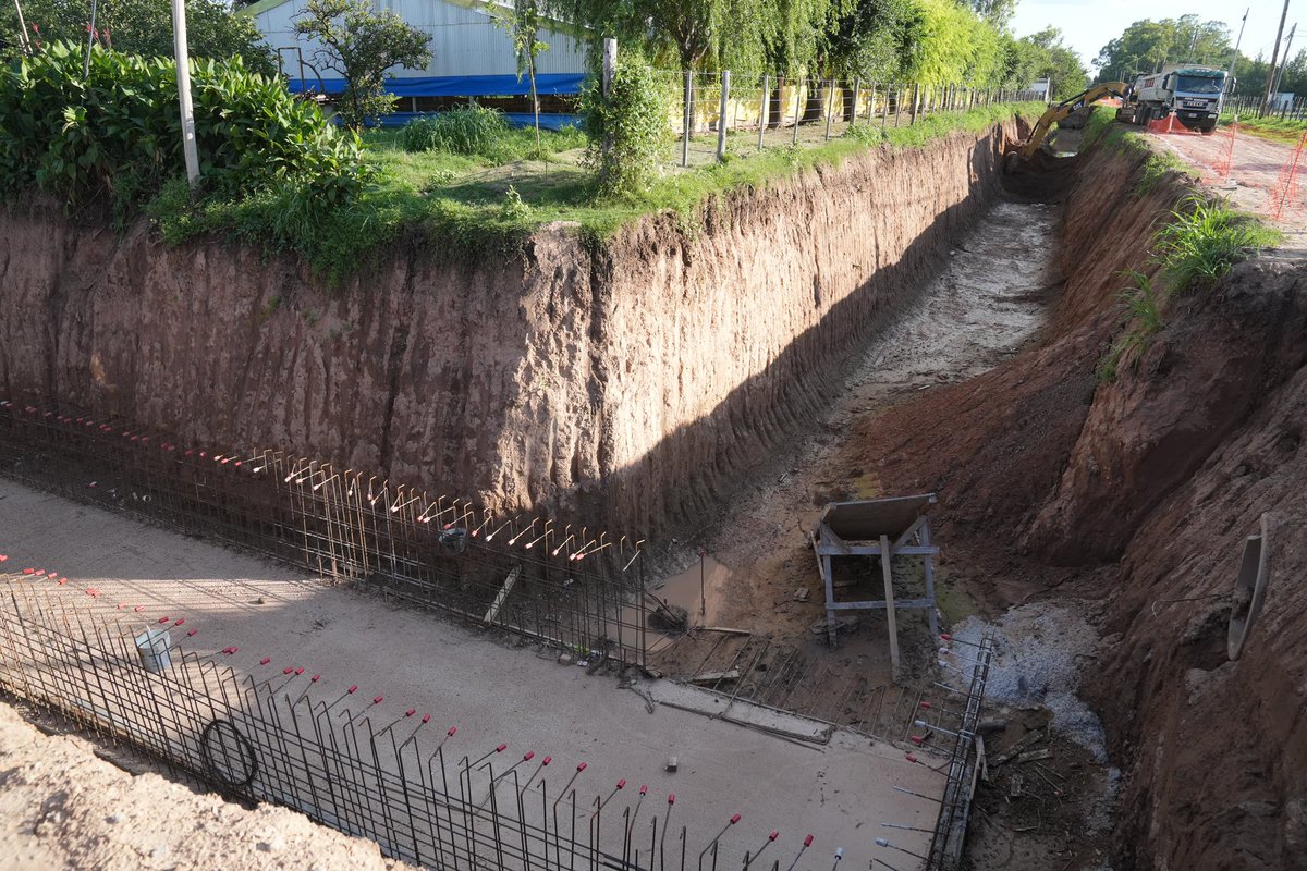 maxipullaro's tweet image. Hoy recorrimos obras en #Esperanza que ya están cambiando la ciudad.

Avanza la finalización de la Escuela Nº 644 Gregoria Matorras, una obra que estuvo frenada y que decidimos terminar. Supervisamos el desagüe troncal Hohenfels, infraestructura clave para proteger una zona…