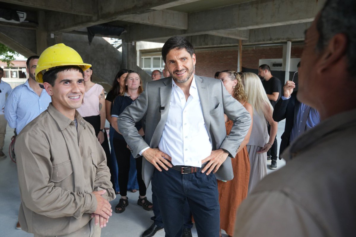maxipullaro's tweet image. Hoy recorrimos obras en #Esperanza que ya están cambiando la ciudad.

Avanza la finalización de la Escuela Nº 644 Gregoria Matorras, una obra que estuvo frenada y que decidimos terminar. Supervisamos el desagüe troncal Hohenfels, infraestructura clave para proteger una zona…