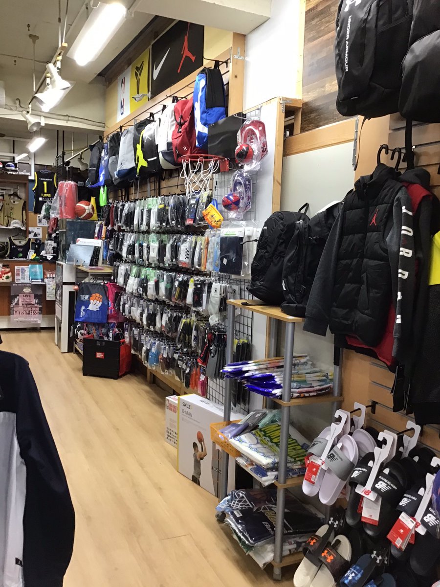 HIFIVE8427's tweet photo. 本日水曜日は、定休日なんですが、
コザ店は、通常営業してます。
サンタさんのご来店もお待ちしてます。 https://t.co/c1OcoqwakL