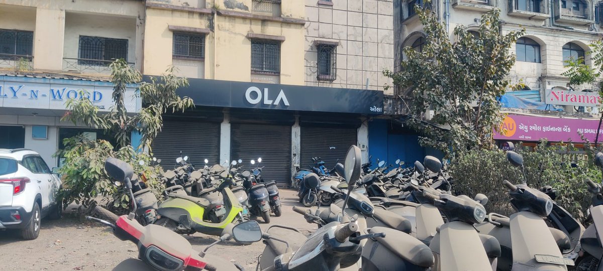 Divyesh130394's tweet photo. @bhash Bhai kaisa hyperservice...from last 1 month service team came to service center and sit under the office by Sutter off and my service request of pending from last 2 month of rear break hose pipe leakage. https://t.co/8S7L7Pb8cJ
