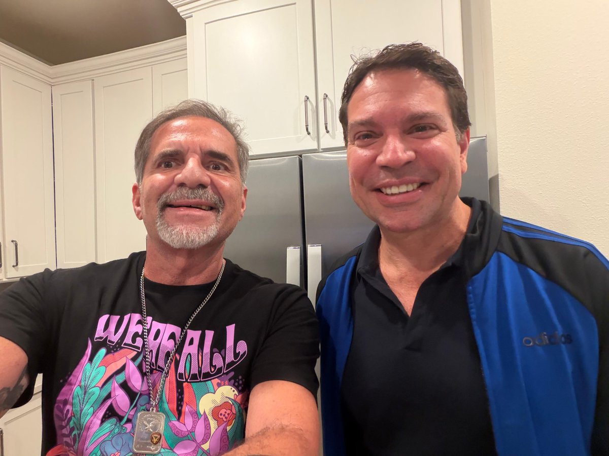 Eu, Rey Biannchi, Instagram @reybiannchioficial estou todas as quintas feiras na <a href="/RevistaTL/">Revista Timeline</a> no Boletim da Noite! RT