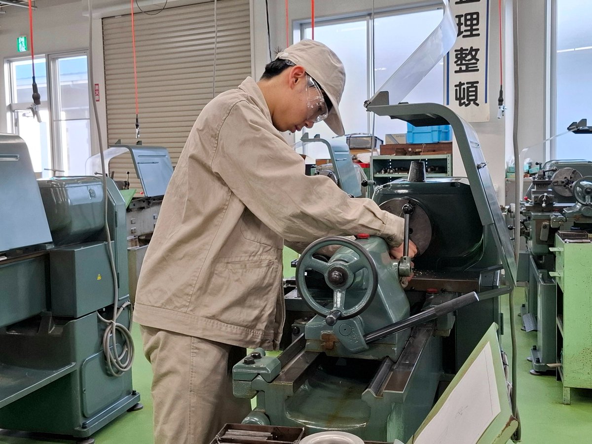 Happy Holidays! 
皆様いかがお過ごしでしょうか🎅 

街はクリスマスムードで賑わっていると思われますが，私たちはというと，工場で黙々と加工しています．
サンタさん，私たちに時間をください🥺🥺 

恋人は ... 学Fです🫶💖

#沼津高専モータース #学生フォーミュラ #fsae #高専 #クリスマス