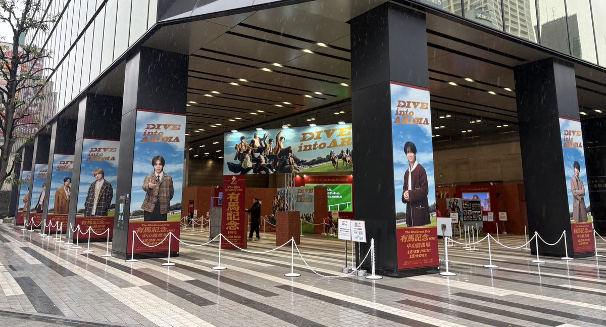 youkina_SMILE's tweet photo. 秋葉原、Hey!Say!JUMPの有馬記念柱巻が壮観で最高すぎるよ🥳✨✨やはりグループ仕事は至高
#DIVEintoARIMA https://t.co/GK6v6FE2P5