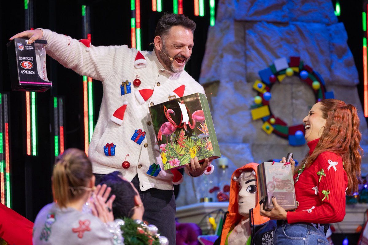 MeCaigoDeRisa's tweet photo. Qué bonitas palabras las que Adriana le dio a @fastlicht . Hoy respiramos puro amor y buenos deseos en este programa tan especial ¡Esta familia es única! ✨🙌 #MeCaigoDeRisa https://t.co/f36NqSokpH