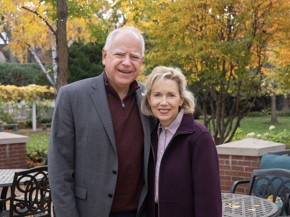 DisavowTrump20's tweet image. RETWEET to wish Tim and Gwen Walz a Merry Christmas! ❤️