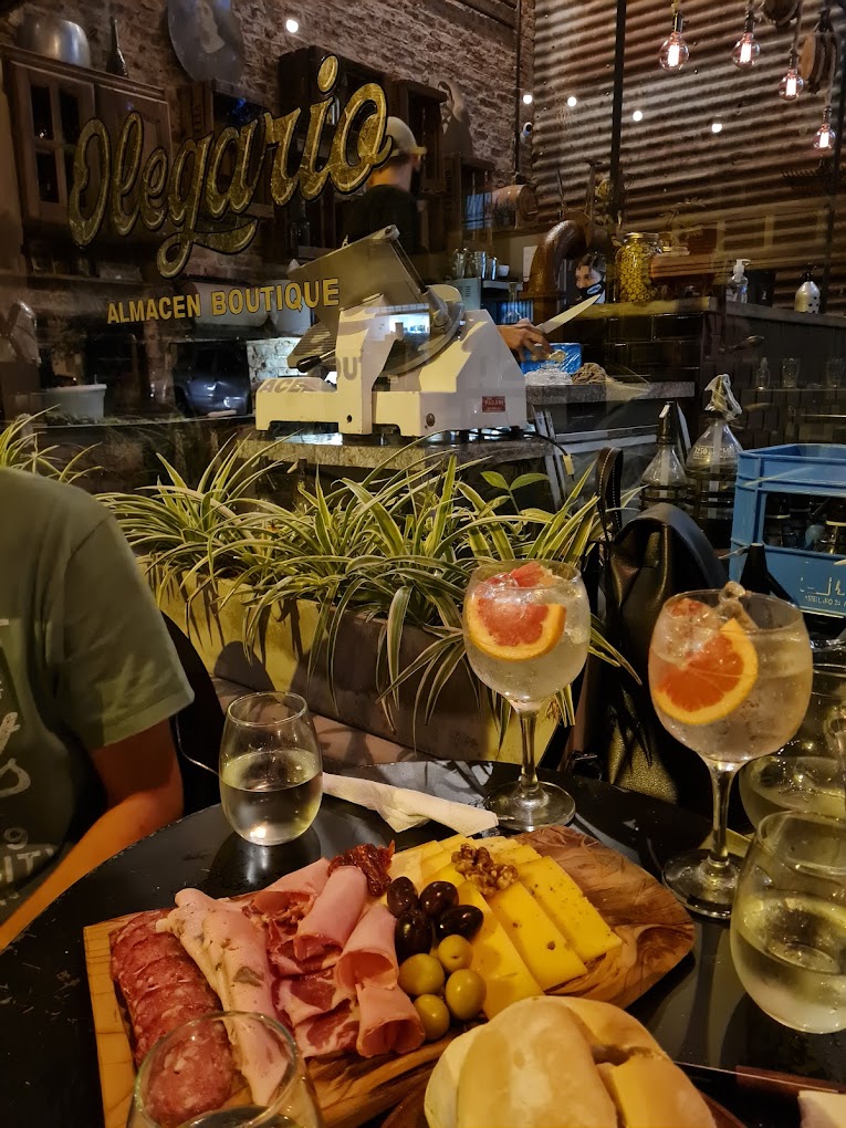 Olegario es un hermoso rinconcito de Rosario, mezcla de vermutería, con almacén antiguo, bar de tapeo, veredita, y club de amigos del fiambre y los quesos. Queda Montevideo 2370 y te recomiendo que los sigas en sus redes.
instagram.com/olegarioalmace…