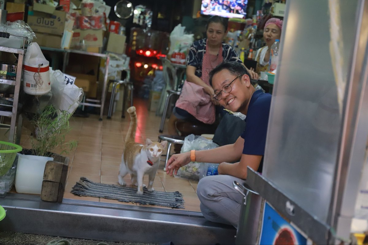 นโยบายสัตว์เลี้ยง/สัตว์จร 1. ลงทะเบียน 2. ฉีดวัคซีน 3. ทำหมัน ควบคุมประชากร (+เพิ่มบุคลากรในการจับ/วางยาสลบ) ในแหล่งชุมชน ช่วยกันรณรงค์ทำความเข้าใจประชาสัมพันธ์ประเด็นสุขอนามัยเพื่อสวัสดิภาพสัตว์ *เพิ่มพื้นที่ศูนย์พักพิงรวมถึงขนย้ายเฉพาะกรณีอันตราย ผลิตโดย ภัณฑิล 4356/3 พระราม4