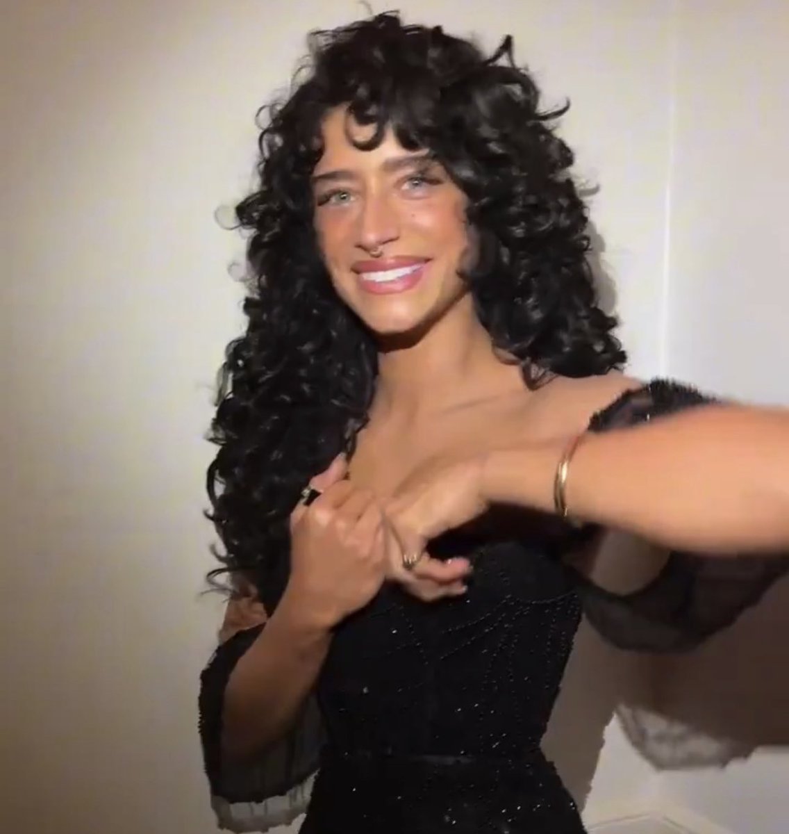 minasgfreal's tweet image. how is she even real