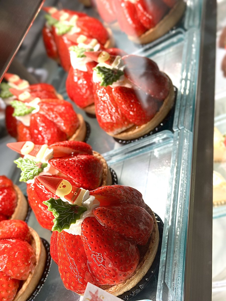 Merry Christmas Eve🎄

本日もクリスマスケーキ店頭販売しております✨
他のケーキもクリスマス仕様に🎅🏻

ぜひお早めにお越しください☺️

#いちごの里カフェ日光店#いちごの里タルト#クリスマスケーキ#いちご#ケーキ