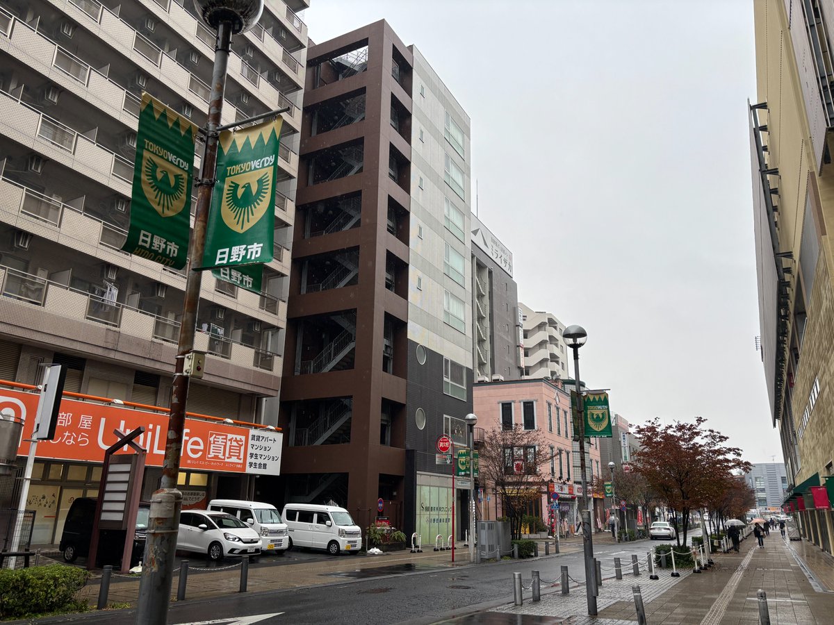 【日野市】
高幡不動商店会のご協力のもと、京王線高幡不動駅南ロータリーに東京ヴェルディの街灯フラッグが設置されました💚
高幡不動尊へ参拝に行かれる際にはぜひご覧ください！

#verdy #東京ヴェルディ