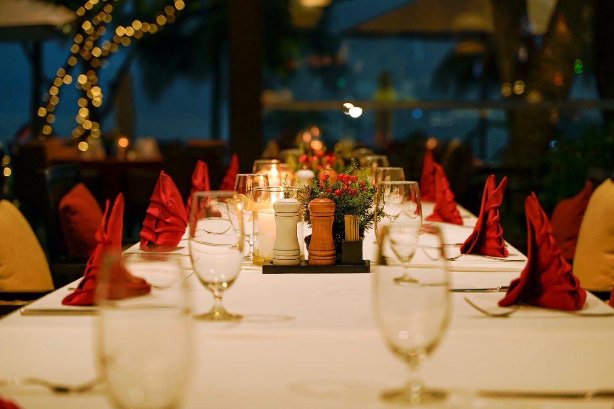 AMIANARESORT's tweet photo. 𝗖𝗵𝗿𝗶𝘀𝘁𝗺𝗮𝘀 𝘁𝗼 𝗦𝗮𝘃𝗼𝗿 𝗯𝘆 𝘁𝗵𝗲 𝗢𝗰𝗲𝗮𝗻  

🍷Celebrate Christmas at Bacaro Restaurant with ocean views and refined international &amp; Vietnamese cuisine—perfect for family or romantic moments.

Scan the QR code to explore festive experiences.
#ChristmasCelebration https://t.co/uDUl9RXCVe
