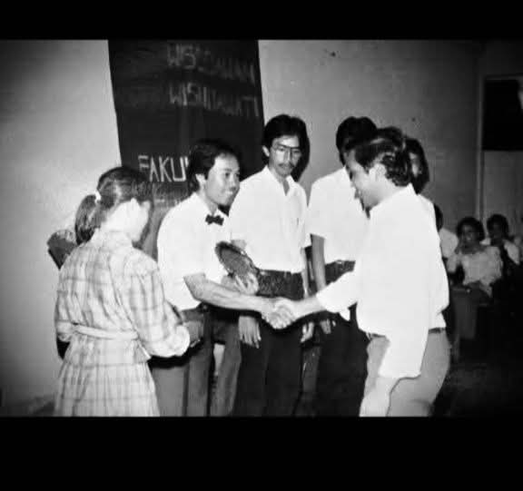 Tugas Polisi seharusnya bukan sibuk memikirkan bagaimana RRT bisa dipenjara seperti perintah seseorang  yang bikin mereka meriang dan susah tidur cari alasan dan bagaimana agar rakyat seIndonesia tidak geger dan demo besar-besaran,

Tetapi seharusnya sibuk mencari sosok lelaki