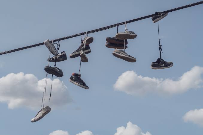 これは命を守る有料級の豆知識なんですけど、海外でこのような電線にスニーカーが引っかかっている場所を見つけたら、とりあえず引き返した方がいいです