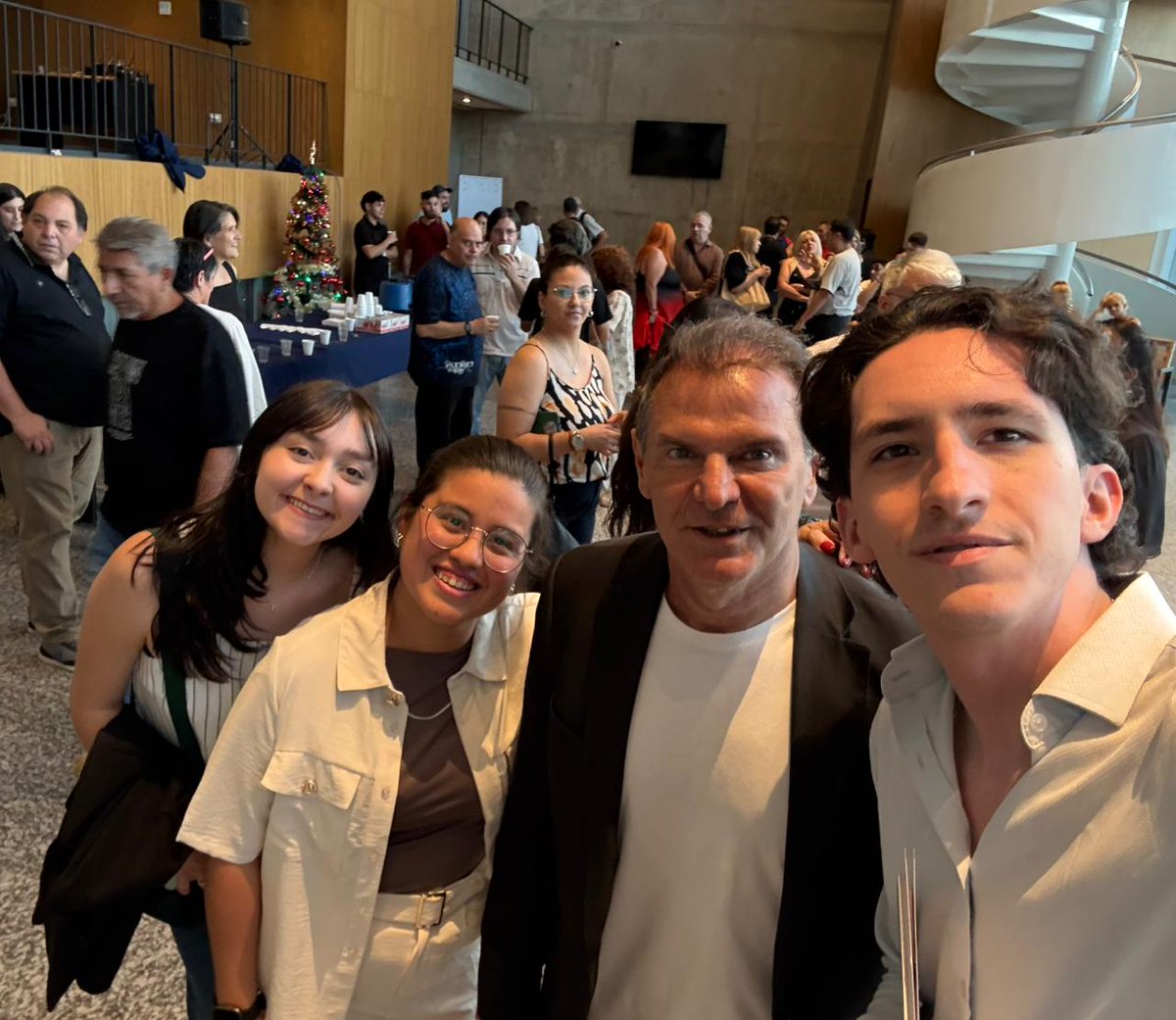 Javier Bee Sellares tweet media