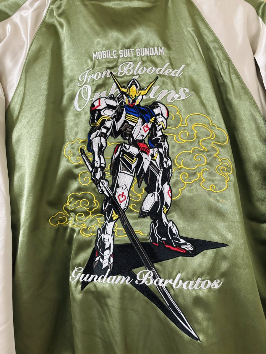 今日はクリスマスカラーを装備して出社。

背中の内側に強い味方がいるから、無理難題も強い気持ちでいけるぜ。