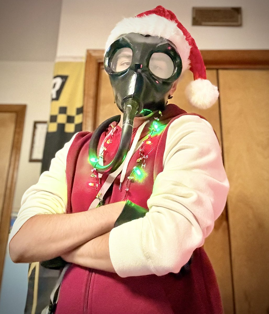 ShyColdChris's tweet image. Smoke’s ready for the holidays as you can see 👀

Small little Christmas Smoke cosplay, I still love the light necklace, was very good c:

#RainbowSixSiege #R6Community #WeR6Community #Smoke