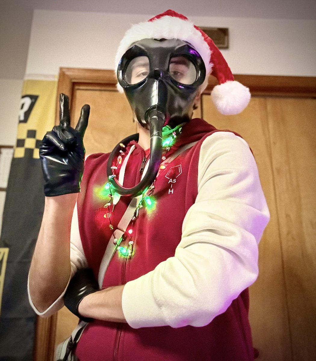 ShyColdChris's tweet image. Smoke’s ready for the holidays as you can see 👀

Small little Christmas Smoke cosplay, I still love the light necklace, was very good c:

#RainbowSixSiege #R6Community #WeR6Community #Smoke