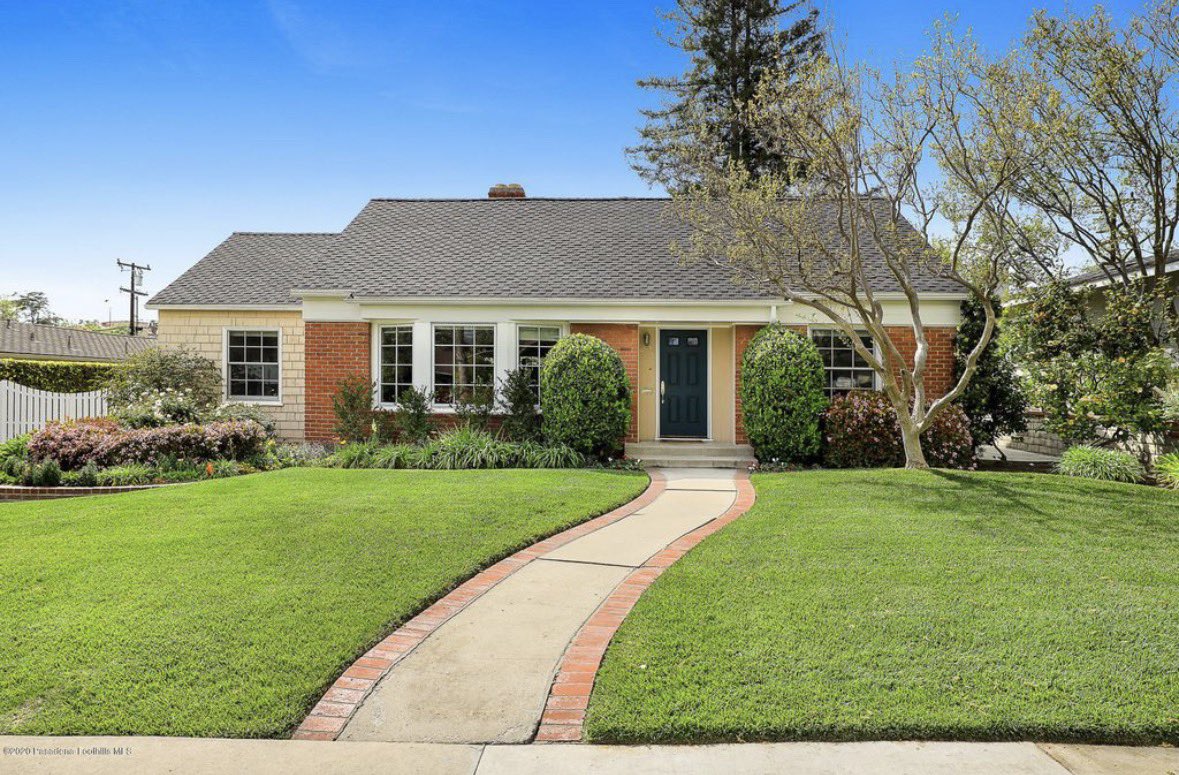 Djkeene1's tweet image. The home George Bailey helps the Italian family (The Martini’s) buy in It’s a Wonderful Life has a Zillow estimate of $2.14 Million.