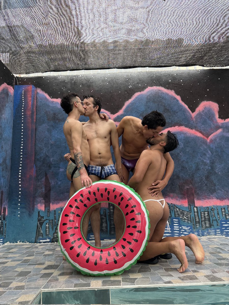 Otras fotos bien bonitas tomadas en <a href="/ShelterGhostel/">SHELTER -Gay hostel-</a> junto con el equipo de <a href="/Arrechos_Films/">Arrechos</a> cuyas ⭐️estrellas⭐️ son <a href="/BogPasTwink/">twink_pas_bog</a> <a href="/Arondsoto/">Aron de Soto</a> <a href="/DIEGOD_242/">JD 9 al 13 Enero Bogotá 🇪🇨</a> cuyo 📷 es <a href="/hermuzhot/">HERMUZ</a>