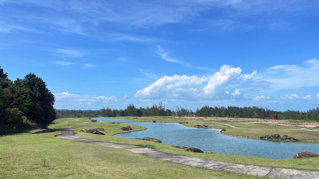 doomdevata's tweet image. love bintan so hard!