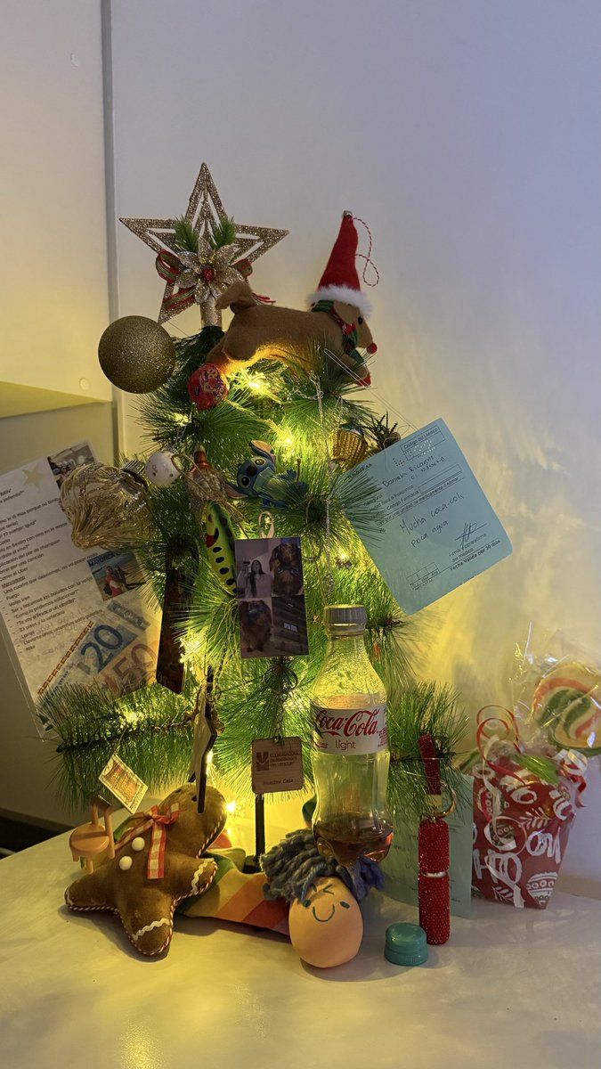 No elegí los adornos del árbol, elegí a las personas. Este año decidí que mis amistades me traigan cosas random para decorar.