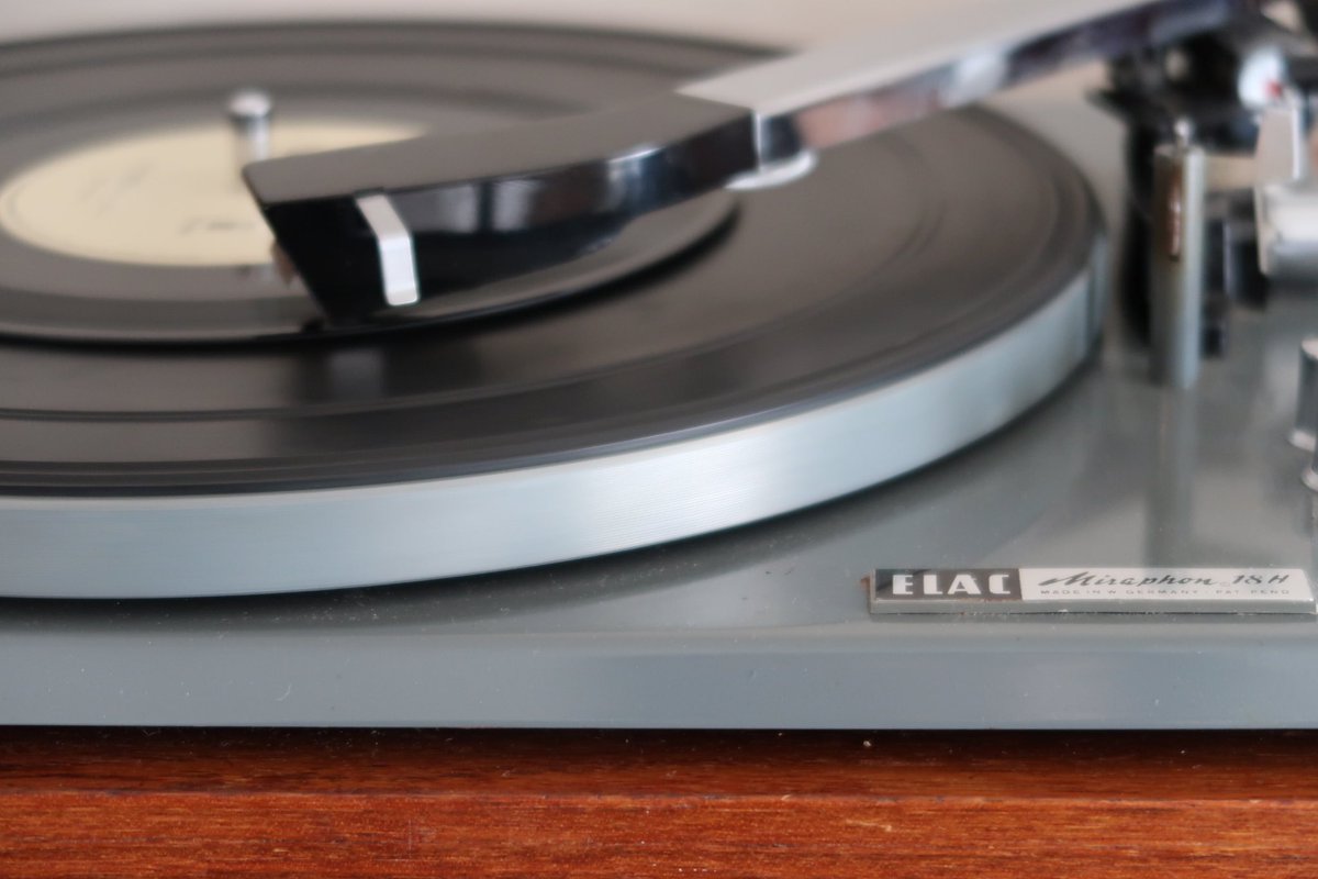 こんにちは。cafeSTAND、今週もお願いいたします。年度の営業も残すところ5日となりました。（と、言いながら29日（月）BAR営業しようか悩み中です。先週買ったレコードが続々と10枚届くのは内緒ですよ。）店内暖かくして皆さまのご来店をお待ちしています。よろしくお願いいたします。（塚本）