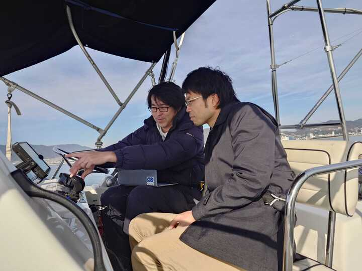 先日、福岡工業大学 槇田研究室の皆様に、弊社実験艇 EightKnot I で【エイトノット AI CAPTAIN】の機能を体験いただきました🤗
LiDAR×カメラの障害物認識やセンサー構成について船上で濃い議論に！「自分でも船に乗れそう」とのお言葉が何より嬉しかったです。ありがとうございました！
#福岡工業大学