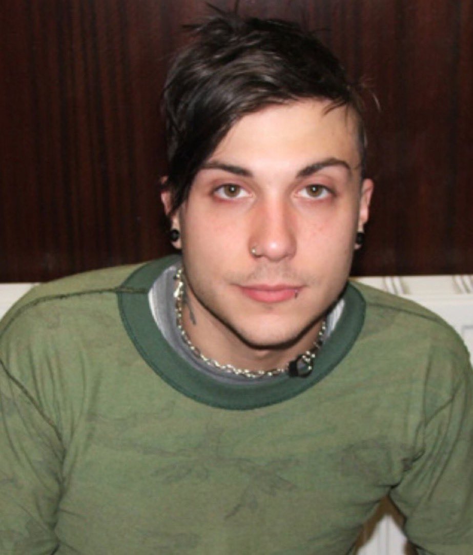 nightsgrow's tweet image. oh my god i just noticed the necklace he has on is actually a pair of mini handcuffs