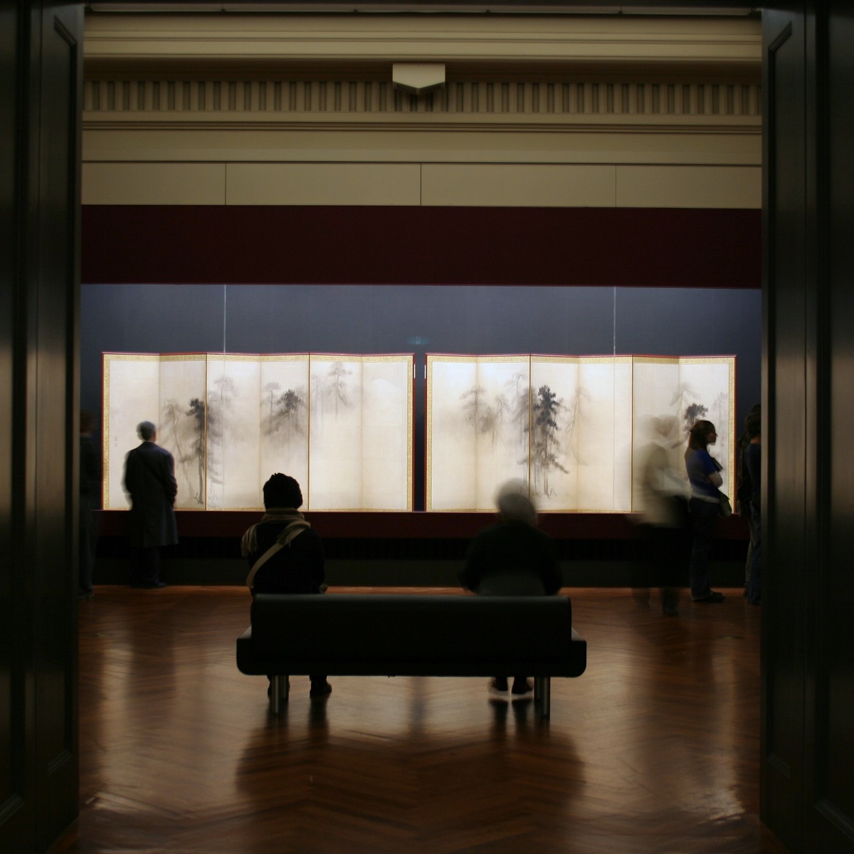 【予告】2026年1月1日13時より開館する新年の東京国立博物館では、本館2室に国宝「松林図屛風」を展示します。（～1月12日）
長谷川等伯が勢いのある筆の動きと墨（すみ）の濃淡だけで描いた松林は、日本水墨画の最高峰ともいわれています。

等伯は能登（現在の七尾市）の生まれ。