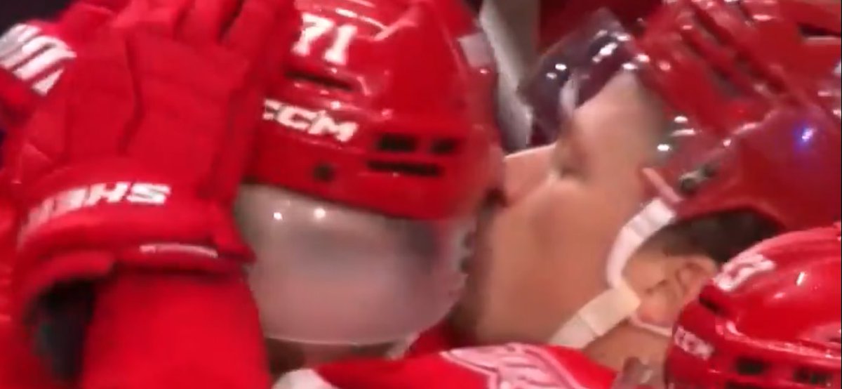 SwervinVolleyer's tweet image. Love your family this holiday season like Lucas Raymond loves Dylan Larkin. 

Merry Christmas all and #LGRW