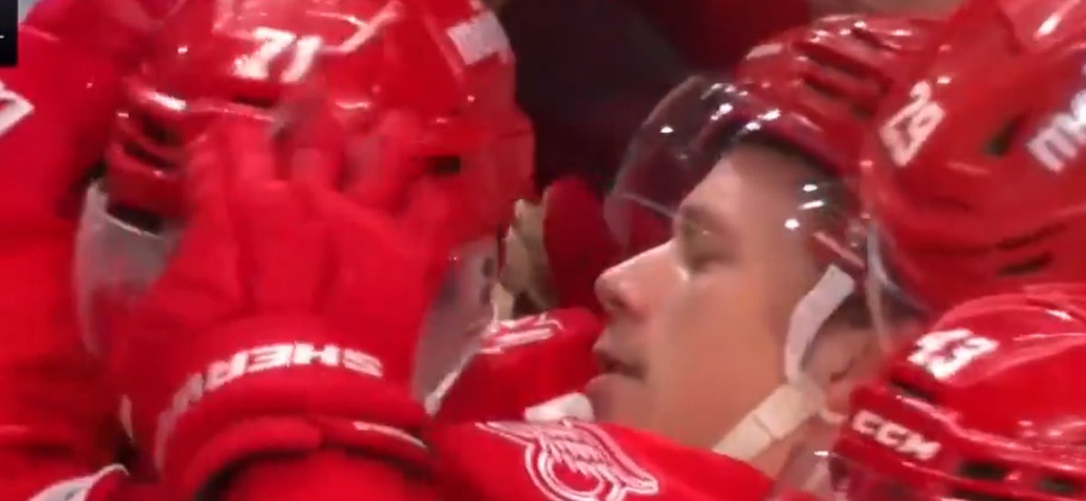 SwervinVolleyer's tweet image. Love your family this holiday season like Lucas Raymond loves Dylan Larkin. 

Merry Christmas all and #LGRW