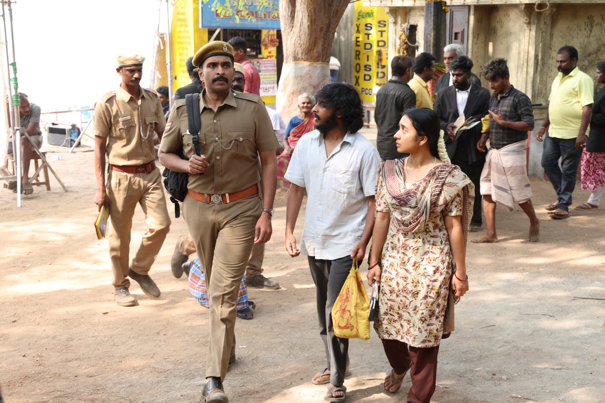 get2karthik's tweet photo. #Sirai ஒரு காவல்துறை அதிகாரிக்கும், குற்றவாளிக்குமான உரையாடலும் அதனால் ஏற்படும் மாற்றங்களுமே சுரேஷ் ராஜ்குமார் இயக்கியிருக்கும் சிறை. 

Thoughts about the film, So, there might be few little spoilers, if you think them as spoilers.

AR (Armed Reserve) பொறுப்புல இருக்குற கதிரவனுக்கு ஒரு accused ah கூட்டிட்டு போற பொறுப்பு வருது. பஸ்ல இருந்து அவர் தப்பிக்க முயல, அங்க சில அசாம்பாவிதங்கள் நடக்குது. அந்த enquiry commisionல துளியும் empathy இல்லாம பேசறார் கதிரவன். குற்றவாளி தப்பிச்சாலும் enquiry, குற்றவாளிய நாங்க சுட்டாலும் enquiryல ஆரம்பிச்சு ரொம்பவே போல்டா பேசறார் கதிரவன். His stand on accused & criminals establishment is so clear. அப்படியான நபர்கிட்ட அப்துல் வந்து சிக்கறார். அடுத்து என்ன நடக்குது என்பதுதான் சிறை. Youngsters காதல் காட்சிகள்ல ரொம்பவே முக்கியமானது Innocence. அதைய அவ்ளோ அழகா வெளிய கொண்டு வந்திருக்காங்க, அனிஷா அணில்குமார். கற்றது தமிழ் அஞ்சலிக்கு அப்புறம் அப்படியானதொரு innocence நிறைந்த கதாபாத்திரம். ரொம்பவே கன்வின்ஸிங்கா பண்ணி இருக்காங்க. அப்துல்லா LK அக்‌ஷய் குமார். ஒரு மைனாரிட்டியா எல்லா விதத்துலயும் கூனிக்குறுகி நிக்கற கதாபாத்திரம். A very good debut performance. எதிர்த்து கத்தணும்னு கோபம் இருந்தாலும் , தன்னுடைய மதத்தாலே அமைதியா நிற்கும் ஒரு கதாபாத்திரம்.

படத்தோட பெரிய பிளஸ் supporting characters எழுதப்பட்ட விதம். எதா இருந்தாலும் வாடா பாத்துக்கலாம்னு சண்டைக்குப் போற அப்துல்லோட அம்மா. ரெட்ரோவுல சூர்யாவோட அம்மாவா வருவாங்கள்ல same lady தான் ரெம்யா சுரேஷ். அவங்க ஸ்லாங்குக்கு ஏத்த மாதிரி ஒரு லைன கதைல சேர்த்தது ஸ்மார்ட் மூவ். கலையரசி (அனிஷா அணில்குமார்) அக்காவா இஸ்மத் பானு (ரகு தாத்தா படத்துல வர்ற கீர்த்தியோட அண்ணி). விஜய் சேதுபதிகூட பல படத்துல ஒரண்டைக்குப் போற ரகுவுக்கு இதுலயும் அதே ரோல் தான். இதுல இன்னுமே prominent role. மூணாறு ரமேஷ் எல்லாம் நம்மள மாதிரி டிரெஸத்தான் வாடகைக்கு எடுத்து போடுவார் போல. போலீஸவிட அதிக காலம் காக்கி காஸ்டியூம்ல தான் சுத்தறார். இருந்தாலும் இதுல நினைவில் நிற்கும்படியான ரோல். கதிரவன் மனைவி மரியமா ஆனந்த தம்பிராஜா. ‘நான் அந்த பொண்ணுகிட்ட பேசணும்’நு அவங்க சொல்றதுக்கு பின்னாடி ஒரு கதை இருக்கு. கும்கில இருந்தே கையறு, விரக்தி நிலைல இருக்குற மாதிரியான காட்சிகள் விக்ரம் பிரபுக்கு நல்லா வருது. டானாக்காரன், இறுகப்பற்றுக்கு அப்புறம் கதிரவனா வர்ற விக்ரம் பிரபுக்கு இதுலயும் நல்ல ரோல். இத்தனை கதாபாத்திரங்கள் நினைவுல நிக்கற மாதிரி பெர்பாமன்ஸ் வாங்கினதுல இருந்து, romba smart ah திரைக்கதை அமைச்சது வரை suresh rajkumar shines as a debut director.

சாமிய கும்பிடற அளவுக்கு எனக்குப் பெருசா எந்த தொந்தரவும் இல்லைன்னு பகுத்தறவாதியா இருக்குற கதிரவன் , எல்லாமே கை மீறி போனதுக்கு அப்புறம் கடைசி நம்பிக்கையா பிடிப்பா சாமிய மட்டுமே நம்பிக்கியிருக்குற அப்துல்,கலையரசி. காவல்துறையோட சிஸ்டம் ரொம்பவே கோராமை மிகுந்தது. அதுல டாப்ல இருந்து அடிமட்ட லெவல்ல இருக்குற ஆள் வரைக்கும், அதிகாரத்திமிரோட சுவைய ருசிச்சுப் பார்க்கற ஆசை இருந்துட்டே இருக்கும். போலீஸ்ல நல்ல போலீஸ், கெட்ட போலீஸ்னு எல்லாம் ஒன்னுமே இல்லைன்னு சிலர் சொல்றதுக்குக் காரணமும் அதுதான். அப்படியான கதாபாத்திரங்கள் படம் முழுக்கவே இருக்காங்க. அந்த சிஸ்டம்குள்ள இருந்துக்கிட்டே தன்னாலான வரை சரியானத செய்யணும்னு நம்பற போலீஸும் உண்டு. அப்படிப்பட்டவர்களின் கதைகளும் இந்த சமூகத்துக்கு அவசியமானது. சிறை படத்தோட கதை, திரைக்கதை தமிழ். காவல்துறைல வேலை பார்த்த அனுபவம் அவருக்கு டானாக்காரனும், சிறையும் கொடுத்திருக்கு. ரெண்டுலயும், vulnerable , weak பத்தி, அவங்க தரப்பு நியாயங்கள பேசினது மகிழ்ச்சி. மலையாளத்துல ஷாஹி ஷபீரும் காவல்துறைல இருந்துட்டு சினிமாவுக்கு வந்தவர் தான். நாயாட்டு, officer on duty, ronth எல்லாம் அவர் தரப்பு கதைகள். This is where Tamil stands Tall.

பஸ்ல வர்ற முதல் காட்சியே மாதேஷ் மாணிக்கத்தின் உழைப்புக்கு நல்லதொரு சான்று. ஜஸ்டின் பிரபாகர் இசைல நிறைய நல்ல பாடல்களா பாடிட்டு வர்றார் யுவன். ராதே ஷ்யாம்ல யாரோ யார் இவனோ; இறுகப்பற்றுல வர்ற பிரியாதிரு; அடியே படத்துல காற்றினில் இவள் குரல். அந்த லிஸ்ட்ல இந்தப் படத்துல வர்ற மின்னு வட்டாம் பூச்சியும் இடம் பிடிச்சுடுச்சு. Just another from instant catchy number from justin . கார்த்திக் நேத்தாவின் வரிகளும் அழகு.

இதெல்லாம் தாண்டி எத்தனையோ முறை பெயில் கேட்டும் அஞ்சு வருசத்துக்கு மேல சிறைல இருக்குற உமர் காலித்; ஸ்டிரா கூட கொடுக்க முடியாதுன்னு அலைக்கழிக்கப்பட்டு செத்துப்போன ஸ்டான் சுவாமி; செய்தி சேகரிக்கப்போய் ரெண்டு வருசம் சிறைல இருந்த சித்திக் காப்பான்னு இந்தியாவுல நம்ம கண் முன்னாடி எத்தனையோ உதாரணங்கள். இந்தியாவுல ஒருமுறைகூட trial வராம, விசாரணைக் கைதியாவே சிறைல இருக்குற நபர்கள் கிட்டத்தட்ட 4 லட்சம். நேத்து நைட் சிறை படம் பாத்துட்டு, இன்னிக்கு காலைல நியூஸ் பாத்தா உன்னாவ் பாலியல் வழக்குல ஆயுள் தண்டனை விதிக்கப்பட்ட முன்னாள் பாஜக எம் எல் ஏ குல்தீப் சிங் செங்கார் பெயில்ல வெளிய வந்திருக்கார். இப்படியான நீதித்துறையும், காவல்துறையும் இருக்குற இந்தியாவுல சிறை எல்லாம் fantasy படங்கள் தான். ஆனா, எல்லா நம்பிக்கையும் அத்துப்போன சனத்துக்கு சாமி மாதிரி, இந்த சிஸ்டம் மேல குறைந்தபட்ச நம்பிக்கையை சிறை நிச்சயம் தரும்.

#sirai Will be a good one to end the 2025 on a positive note. Watch it in theatres this weekend.