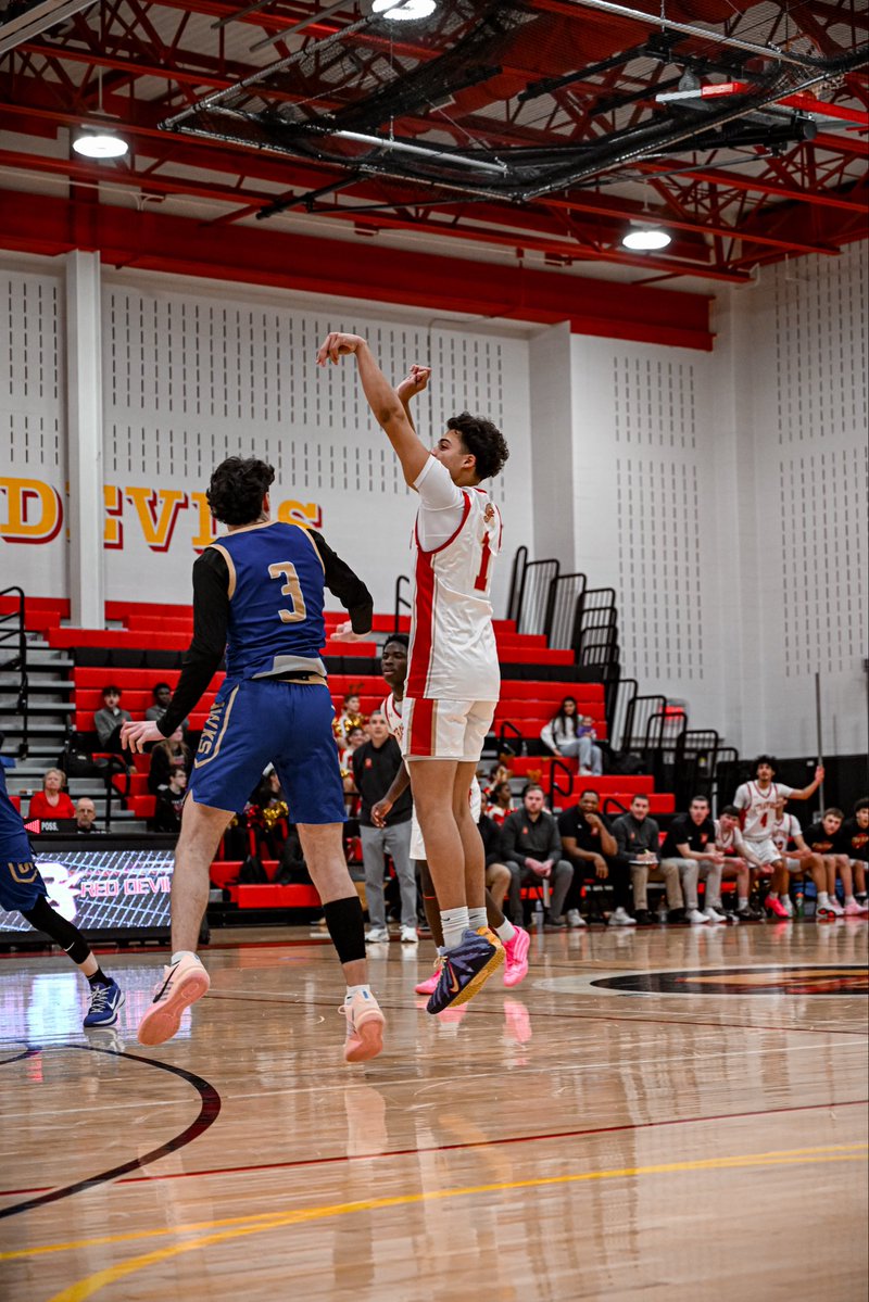 Red_devilhoops's tweet image. Final Score:  Stratford 44  Newtown 35

Tylor Bonaventura led all scorers with 15 points.  Vinny Aquino added 12

Red Devils improve to 3-0 for the season!!