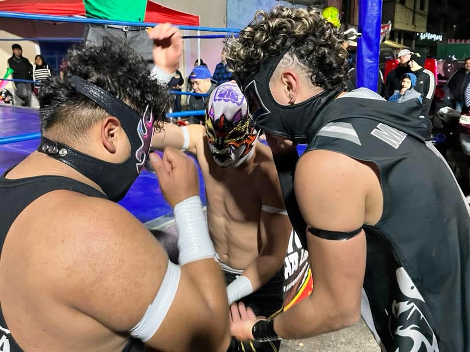 LaTijeraLucha's tweet image. Movida batalla para abrir la lucha libre en la posada navideña de los amigos de Neza, Carlos Aviles y Julio Ureña, donde la tercia ruda de #DinamicFly, #MayingFly y #ReyChispita caen ante los técnicos #PequeñoDiagonal, #PrinceMagic y #CaballeroDeFuego,en un encuentro que prendió